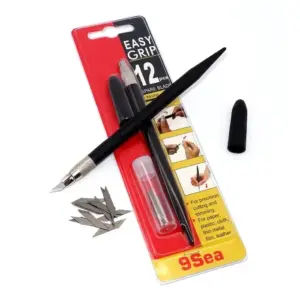 CUTTER ESTILETE MANUAL PARA CORTE Y GRABADO DE PRECISIÓN DE 14CM CON 12 CUCHILLAS DE REPUESTO EASY GRIP.